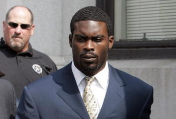 RICHMOND, VA - AUGUST 27:  Atlanta Falcons quarterback Michael Vick (R) leaves federal court August 27, 2007 in Richmond, Viriginia. Vick pleaded guilty to a federal dogfighting charge.  (Photo by Steve Helber-Pool/Getty Images)