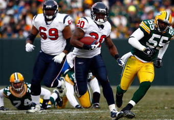 GREEN BAY, WI - DECEMBER 07:  Running back Steve Slaton #20 of the Houston Texans carries the ball while being pursued by Desmond Bishop #55 of the Green Bay Packers during the first half at Lambeau Field on December 7, 2008 in Green Bay, Wisconsin. The Texans defeated the Packers 24-21.  (Photo by Jeff Gross/Getty Images)