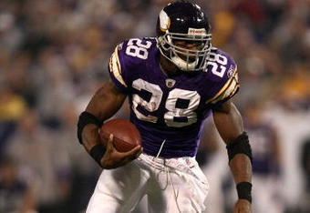 MINNEAPOLIS - NOVEMBER 30:  Adrian Peterson #28 of the Minnesota Vikings runs with the ball against of the Chicago Bears at the Metrodome on November 30, 2008 in Minneapolis, Minnesota.  (Photo by Jonathan Ferrey/Getty Images)