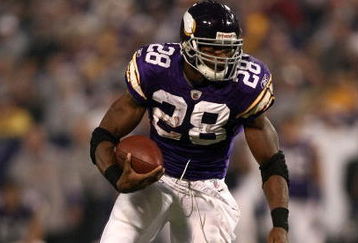 MINNEAPOLIS - NOVEMBER 30:  Adrian Peterson #28 of the Minnesota Vikings runs with the ball against of the Chicago Bears at the Metrodome on November 30, 2008 in Minneapolis, Minnesota.  (Photo by Jonathan Ferrey/Getty Images)