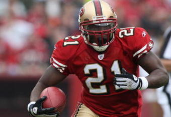 SAN FRANCISCO - DECEMBER 07:  Frank Gore #21 of the San Francisco 49ers runs against the New York Jets during an NFL game on December 7, 2008 at Candlestick Park in San Francisco, California.  (Photo by Jed Jacobsohn/Getty Images)