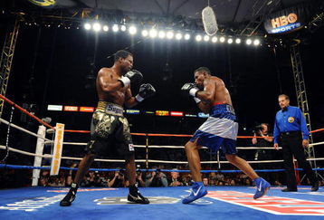 CARSON, CA - SEPTEMBER 27:  Shane Mosley f(L) ights Ricardo Mayorga of Nicaragua in the seventh round during their junior middleweight bout at the Home Depot Center on September 27, 2008 in Carson, California.  (Photo by Harry How/Getty Images)