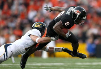 CORVALLIS, OR - NOVEMBER 15:  James Rodgers #8 of the Oregon State Beavers runs with the ball against Chris Conte #17 of the California Golden Bears at Reser Stadium on November 15, 2008 in Corvalis, Oregon.  (Photo by Jonathan Ferrey/Getty Images)