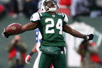 EAST RUTHERFORD, NJ - DECEMBER 14:  Darrelle Revis #24 of the New York Jets celebrates making a game saving interception in the closing minutes of regulation preserving a 31-27 win against the Buffalo Bills during their game on December 14, 2008 at Giants Stadium in East Rutherford, New Jersey.  (Photo by Al Bello/Getty Images)