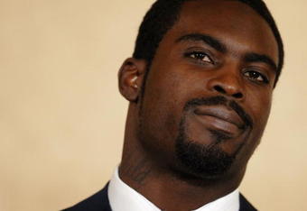 RICHMOND, VA - AUGUST 27:  Atlanta Falcons quarterback Michael Vick speaks to reporters at the Omni Richmond Hotel after agreeing to a guilty plea on charges stemming from his involvement in a dogfighting ring August 27, 2007, in Richmond, Virginia.  (Photo by Jonathan Ernst/Getty Images)