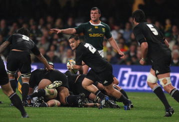 DURBAN, SOUTH AFRICA - AUGUST 01:  Piri Weepu of the All Blacks passes the ball during the Tri Nations match between South Africa and the All Blacks at the Absa Stadium on August 1, 2009 in Durban, South Africa.  (Photo by David Rogers/Getty Images)