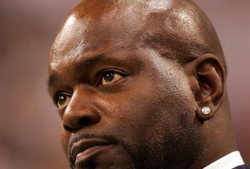 DALLAS - SEPTEMBER 15:  Former NFL player,Emmitt Smith watches a game between the Philadelphia Eagles and the Dallas Cowboys at Texas Stadium on September 15, 2008 in Irving, Texas.  (Photo by Ronald Martinez/Getty Images)