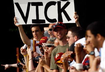 ASHBURN, VA - JULY 30:  Washington Redskins fans show their support for quarterback Michael Vick during opening day of training camp July 30, 2009 in Ashburn, Virginia.  (Photo by Win McNamee/Getty Images)