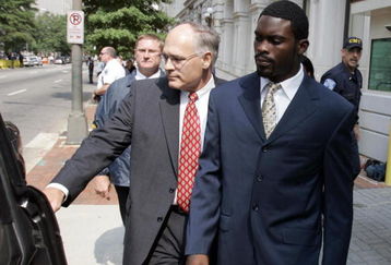 RICHMOND, VA - AUGUST 27:  Atlanta Falcons quarterback Michael Vick (R) leaves federal court with attorney Lawrence Woodward August 27, 2007 in Richmond, Viriginia. Vick pleaded guilty to a federal dogfighting charge.  (Photo by Steve Helber-Pool/Getty Images)