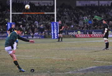 BLOEMFONTEIN, SOUTH AFRICA - JULY 25:  Morne Steyn of South Africa seals the match with a penalty kick during the 2009 Tri-Nations Series match between South Africa and New Zealand at Vodacom Park on July 25, 2009 in Bloemfontein, South Africa.  (Photo by Duif du Toit/Gallo Images/Getty Images)