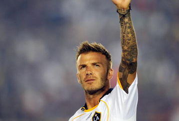 PASADENA, CA - AUGUST 01:  David Beckham #23 of the Los Angeles Galaxy waves at his family after scoring a goal on a free kick against FC Barcelona during the first half of the friendly soccer match at the Rose Bowl on August 1, 2009 in Pasadena, California.  (Photo by Kevork Djansezian/Getty Images)