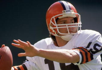 1989:  Quarterback Bernie Kosar #19 of the Cleveland Browns passes during a 1989 NFL game  (Photo by Stephen Dunn/Getty Images)