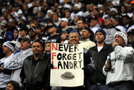 IRVING, TX - DECEMBER 20: A Dallas Cowboys fan holds a sign for former coach Tom Landry at Texas Stadium on December 20, 2008 in Irving, Texas.  (Photo by Ronald Martinez/Getty Images)