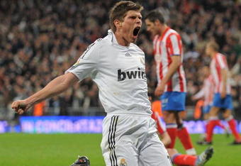 MADRID, SPAIN - MARCH 07:  Klaas Jan Huntelaar of Real Madrid celebrates after scoring Real's first goal during the La Liga match between Real Madrid and Atletico Madrid at the Santiago Bernabeu stadium on March 7, 2009 in Madrid, Spain  (Photo by Denis Doyle/Getty Images)