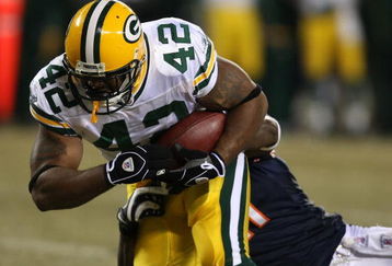 CHICAGO - DECEMBER 22: DeShawn Wynn #42 of the Green Bay Packers breaks away from Cory Graham #21 of the Chicago Bears on December 22, 2008 at Soldier Field in Chicago, Illinois. The Bears defeated the Packers 20-17 in overtime. (Photo by Jonathan Daniel/Getty Images)