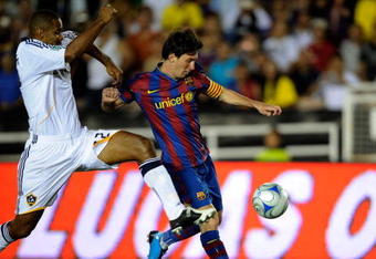 PASADENA, CA - AUGUST 01:   Lionel Messi #10 of FC Barcelona is pressured by Tony Sanneh #22 of the Los Angeles Galaxy during the first half of the friendly soccer match at the Rose Bowl on August 1, 2009 in Pasadena, California.  (Photo by Kevork Djansezian/Getty Images)