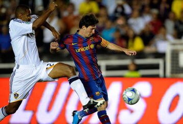 PASADENA, CA - AUGUST 01:   Lionel Messi #10 of FC Barcelona is pressured by Tony Sanneh #22 of the Los Angeles Galaxy during the first half of the friendly soccer match at the Rose Bowl on August 1, 2009 in Pasadena, California.  (Photo by Kevork Djansezian/Getty Images)