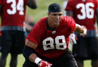 FLOWERY BRANCH, GA - AUGUST 01:  Tight end Tony Gonzalez #88 of the Atlanta Falcons during opening day of training camp on August 1, 2009 at the Falcons Training Complex in Flowery Branch, Georgia.  (Photo by Kevin C. Cox/Getty Images)