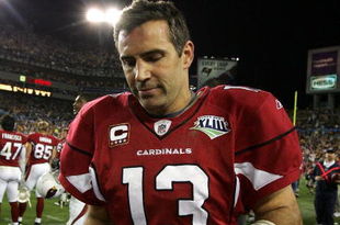 TAMPA, FL - FEBRUARY 01:  Kurt Warner #13 of the Arizona Cardinals takes his gloves off as he leaves the field after the Cardinals lost 27-23 against the Pittsburgh Steelers during Super Bowl XLIII on February 1, 2009 at Raymond James Stadium in Tampa, Florida.  (Photo by Al Bello/Getty Images)