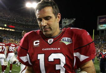 TAMPA, FL - FEBRUARY 01:  Kurt Warner #13 of the Arizona Cardinals takes his gloves off as he leaves the field after the Cardinals lost 27-23 against the Pittsburgh Steelers during Super Bowl XLIII on February 1, 2009 at Raymond James Stadium in Tampa, Florida.  (Photo by Al Bello/Getty Images)
