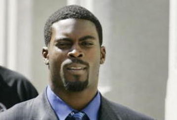 RICHMOND, VA - JULY 26:  Escorted by U.S. marshals, Atlanta Falcons quarterback Michael Vick leaves the federal courthouse following his arraignment July 26, 2007 in Richmond, Virginia. Vick and three associates were indicted earlier this month on charges related to their alleged role in an interstate dogfighting ring.  (Photo by Haraz N. Ghanbari-Pool/Getty Images)