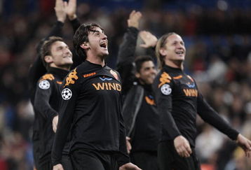 MADRID, SPAIN - MARCH 05:  Alberto Aquilani (L) of AS Roma celebrates with his teammates at the end of the UEFA Champions League first knockout round second leg match between Real Madrid and AS Roma at the Santiago Bernabeu Stadium on March 5, 2008 in Madrid, Spain. AS Roma won the match 2-1.  (Photo by Jasper Juinen/Getty Images)