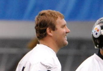 PITTSBURGH - MAY 01:  Ben Roethlisberger #7 of the Pittsburgh Steelers jokes with Charlie Batch #16 during rookie training at the Pittsburgh Steelers Practice Facility on May 1, 2009 in Pittsburgh, Pennsylvania.  (Photo by Joe Sargent/Getty Images)