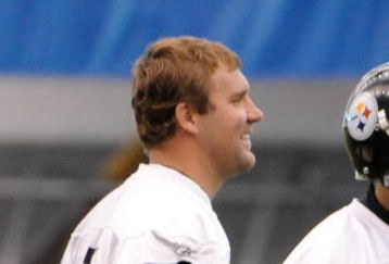 PITTSBURGH - MAY 01:  Ben Roethlisberger #7 of the Pittsburgh Steelers jokes with Charlie Batch #16 during rookie training at the Pittsburgh Steelers Practice Facility on May 1, 2009 in Pittsburgh, Pennsylvania.  (Photo by Joe Sargent/Getty Images)