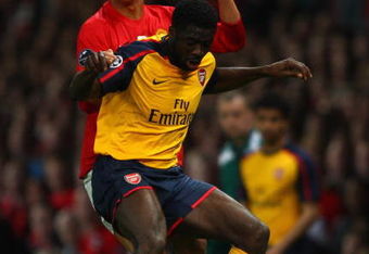 MANCHESTER, ENGLAND - APRIL 29:  Cristiano Ronaldo of Manchester United tussles for posession with Kolo Toure of Arsenal during the UEFA Champions League Semi Final First Leg match between Manchester United and Arsenal at Old Trafford on April 29, 2009 in Manchester, England.  (Photo by Clive Brunskill/Getty Images)