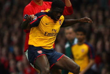 MANCHESTER, ENGLAND - APRIL 29:  Cristiano Ronaldo of Manchester United tussles for posession with Kolo Toure of Arsenal during the UEFA Champions League Semi Final First Leg match between Manchester United and Arsenal at Old Trafford on April 29, 2009 in Manchester, England.  (Photo by Clive Brunskill/Getty Images)