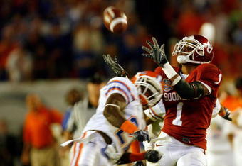 MIAMI - JANUARY 08:  Manuel Johnson #1 of the Oklahoma Sooners fails to come down with the ball while being defended by Major Wright #21 of the Florida Gators during the FedEx BCS National Championship Game at Dolphin Stadium on January 8, 2009 in Miami, Florida.  (Photo by Eliot J. Schechter/Getty Images)