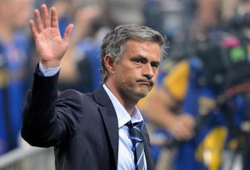MILAN, ITALY - MAY 17: Jose Mourinho FC Inter waves to fans during the Serie A match between FC Inter Milan and  AC Siena, at the Meazza Stadium on May 17, 2009 in Milan, Italy. (Photo by Claudio Villa/Getty Images)