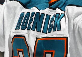 UNIONDALE, NY - FEBRUARY 18: Jeremy Roenick #27 of the San Jose Sharks skates against the New York Islanders on February 18, 2008 at the Nassau Coliseum in Uniondale, New York. The Islanders defeated the Sharks 3-2.  (Photo by Bruce Bennett/Getty Images)