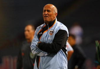 EAST RUTHERFORD, NJ - MAY 16:  Head Coach Dominic Kinnear of the Houston Dynamo plays the ball against the New York Red Bulls at Giants Stadium in the Meadowlands on May 16, 2009 in East Rutherford, New Jersey. Houston and New York play to a 1-1 Tie.  (Photo by Mike Stobe/Getty Images for New York Red Bull)