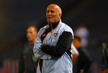 EAST RUTHERFORD, NJ - MAY 16:  Head Coach Dominic Kinnear of the Houston Dynamo plays the ball against the New York Red Bulls at Giants Stadium in the Meadowlands on May 16, 2009 in East Rutherford, New Jersey. Houston and New York play to a 1-1 Tie.  (Photo by Mike Stobe/Getty Images for New York Red Bull)