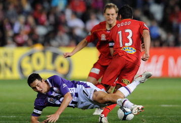 ADELAIDE, AUSTRALIA - AUGUST 07: Jacob Burns of the Glory is challenged by Travis Dodd of United during the round one A-League match between Adelaide United and Perth Glory at Hindmarsh Stadium on August 7, 2009 in Adelaide, Australia.  (Photo by Robert Cianflone/Getty Images)