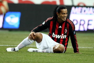 MILAN, ITALY - FEBRUARY 15: Forward Ronaldinho of AC Milan during FC Inter Milan v AC Milan - Serie A match on February 15, 2009 in Milan, Italy.  (Photo by Vittorio Zunino Celotto/Getty Images)