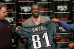 PHILADELPHIA - MARCH 16:  (L-R) Philadelphia Eagles head coach Andy Reid, newly acquired Philadelphia Eagles wide receiver Terrell Owens and Philadelphia Eagles owner Jeffrey Lurie hold Owens' #81 Philadelphia Eagles jersey during a news conference March 16, 2004 in Philadelphia, Pennsylvania. Terrell Owens signed a $42 million dollar deal with the Philadelphia Eagles after he was acquired in a three way trade with the San Francisco 49ers and the Baltimore Ravens. (Photo by William Thomas Cain/Getty Images)