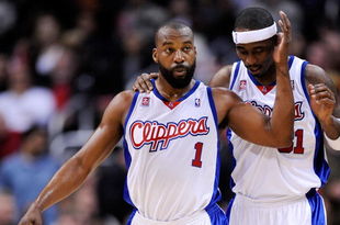 LOS ANGELES, CA - FEBRUARY 18:  Baron Davis #1 of the Los Angeles Clippers consoles Ricky Davis #31 during their , 142-119, loss to the Phoenix Suns at the Staples Center February 18, 2009, in Los Angeles, California. NOTE TO USER: User expressly acknowledges and agrees that, by downloading and or using this photograph, User is consenting to the terms and conditions of the Getty Images License Agreement.  (Photo by Kevork Djansezian/Getty Images)