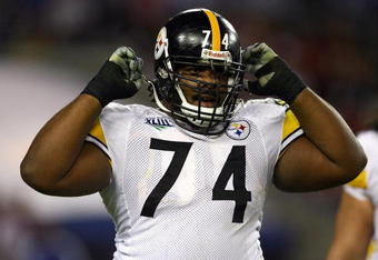 TAMPA, FL - FEBRUARY 01:  Tackle Willie Colon #74 of the Pittsburgh Steelers looks on against the Arizona Cardinals during Super Bowl XLIII on February 1, 2009 at Raymond James Stadium in Tampa, Florida.  (Photo by Jamie Squire/Getty Images)