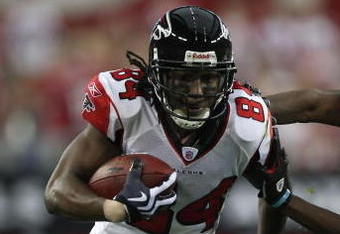 GLENDALE, AZ - JANUARY 03:  Wide receiver Roddy White #84 of the Atlanta Falcons runs with the ball past Dominique Rodgers-Cromartie #29 of the Arizona Cardinals during the NFC Wild Card Game on January 3, 2009 at University of Phoenix Stadium in Glendale, Arizona. The Cardinals defeated the Falcons 30-24.  (Photo by Jed Jacobsohn/Getty Images)