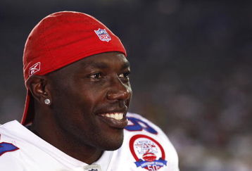 CANTON, OH - AUGUST 9: Terrell Owens #81 of the Buffalo Bills looks on against the Tennessee Titans during the Pro Football Hall of Fame Game at Fawcett Stadium on August 9, 2009 in Canton, Ohio. The Titans defeated the Bills 21-18. (Photo by Joe Robbins/Getty Images)