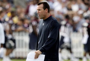 HOUSTON - JULY 31:  Head coach Gary Kubiak of the Houston Texans watches over practice on July 31, 2009 in Houston, Texas.  (Photo by Bob Levey/Getty Images)