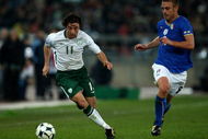 BARI, ITALY - APRIL 01: Stephen Hunt of Ireland goes past Daniele De Rossi of Italy during the FIFA 2010 World Cup Qualifier between Italy and The Republic of Ireland in the Stadio San Nicola on April 1, 2009 in Bari, Italy. (Photo by Richard Heathcote/Getty Images)
