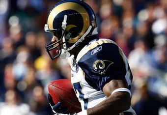 FOXBORO, MA - OCTOBER 26:  Donnie Avery #17 of the St. Louis Rams scores a touchdown against the defense of Ellis Hobbs #27 of the New England Patriots  at Gillette Stadium on October 26, 2008 in Foxboro, Massachusetts. (Photo by Jim Rogash/Getty Images)