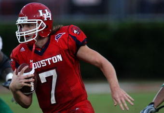 HOUSTON - NOVEMBER 17: Quarterback Case Keenum #7 of the Houston Cougars runs with the ball against the Marshall Thundering Herd at Robertson Stadium November 17, 2007 in Houston Texas. Houston won 35-28.  (Photo by Stephen Dunn/Getty Images)