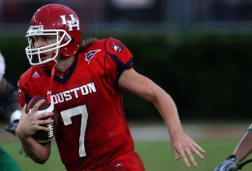HOUSTON - NOVEMBER 17: Quarterback Case Keenum #7 of the Houston Cougars runs with the ball against the Marshall Thundering Herd at Robertson Stadium November 17, 2007 in Houston Texas. Houston won 35-28.  (Photo by Stephen Dunn/Getty Images)