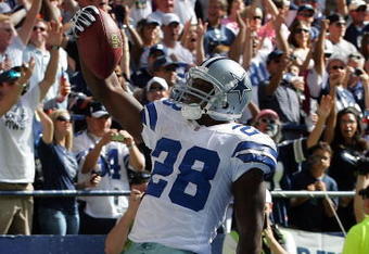 IRVING, TX - OCTOBER 05:  Running back Felix Jones #28 of the Dallas Cowboys runs for a touchdown against the Cincinnati Bengals at Texas Stadium on October 5, 2008 in Irving, Texas.  (Photo by Ronald Martinez/Getty Images)