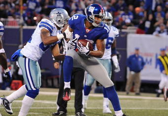 EAST RUTHERFORD, NJ - NOVEMBER 02:  Steve Smith #12 of the New York Giants scores a touchdown as Orlando Scandrick #32 of the Dallas Cowboys defends during their game on November 2, 2008 at Giants Stadium in East Rutherford, New Jersey.  (Photo by Al Bello/Getty Images)