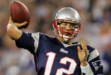 GLENDALE, AZ - FEBRUARY 03:  Tom Brady #12 of of the New England Patriots passes in the fourth quarter of Super Bowl XLII against the New York Giants on February 3, 2008 at the University of Phoenix Stadium in Glendale, Arizona.  (Photo by Streeter Lecka/Getty Images)